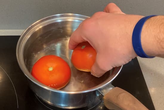 Escaldamos los tomates - La mesa del Conde