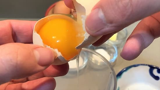 Separamos las claras de las yemas de los huevos - La mesa del Conde