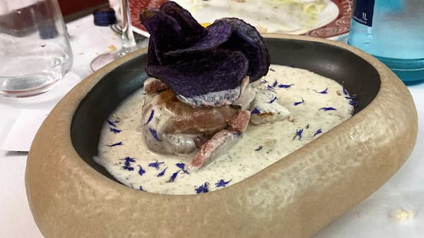 Solomillo blanco de vaca, en salsa de trufa de Sarrión, y boina de mousse de foie de pato - La mesa del Conde