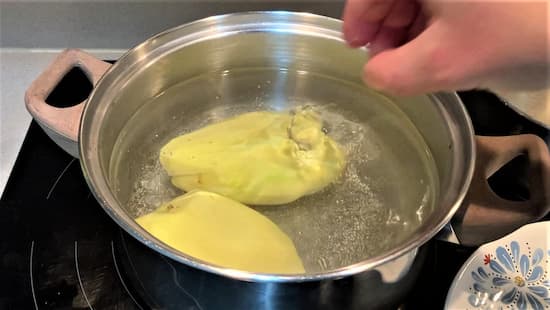 Cocemos las patatas en una olla con agua caliente y sal - La mesa del conde