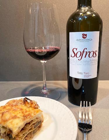 Botella y copa de vino Sofros Quinta Esencia 2018 - La mesa del Conde