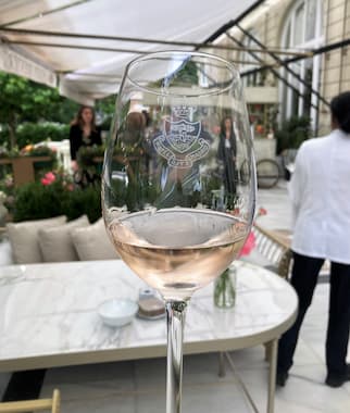 Copa de vino rosè en el Hotel Ritz de Madrid - La mesa del Conde