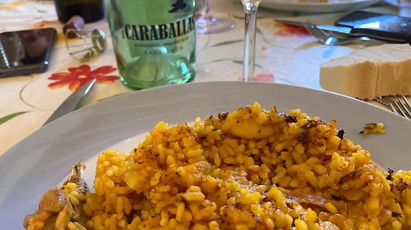 Maridaje de esta paella valenciana con un Sauvignon Blanc de Finca las Caraballas - La mesa del Conde