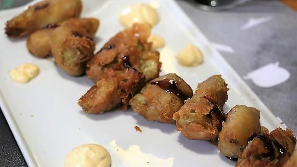 Alcachofas en tempura con cremoso de patata asada y chorizo crujiente - La mesa del Conde