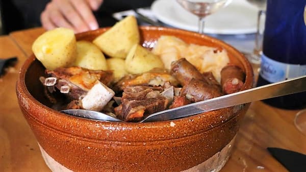 Caldereta de chivo de Vegacervera entre callado con su longaniza, patata y berza - La mesa del Conde