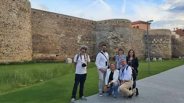 Viajeros de #ConoceLeón en las murallas de León - Imagen de Destino Castilla y León