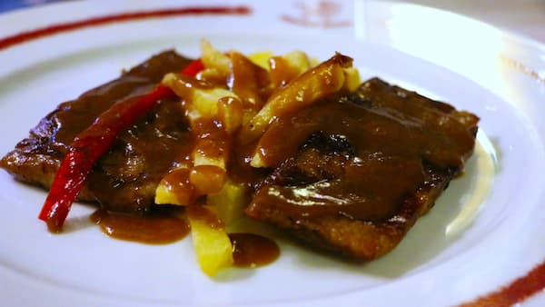 Carrillera de cerdo ibérica guisada con pimiento asado y patata - La mesa del Conde
