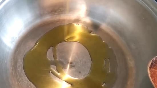 Se calienta aceite de oliva virgen extra y mantequilla en una sartén - La mesa del Conde