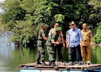 Nasrul Abit, Wakil Gubernur Sumatra Barat meninjau kondisi Danau Maninjau (Foto: Humas Pemrov Sumbar)