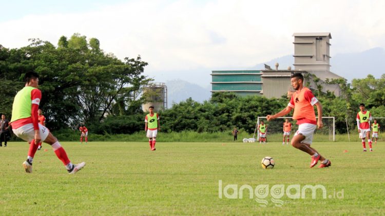 Tim Semen Padang FC latihan di lapangan Indaruang sebelum mengahdapi Piala Presiden (Foto: Rahmadi)
