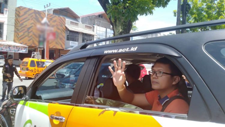 Handra Yaspita, kakak kandung Zulfirman Syah melambaikan tangan ketika akan berangkat menuju BIM (Foto: ACT Sumbar)