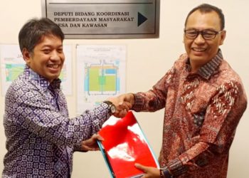 Yudas Sabaggalet, Bupati Kabupaten Kepulauan Mentawai menyerahkan laporan usulan pemekaran desa ke Deputi Bidang Koordinasi Pemberdayaan Masyarakat Desa dan Kawasan, Kemko PMK (Foto: Humas Pemprov Sumbar)