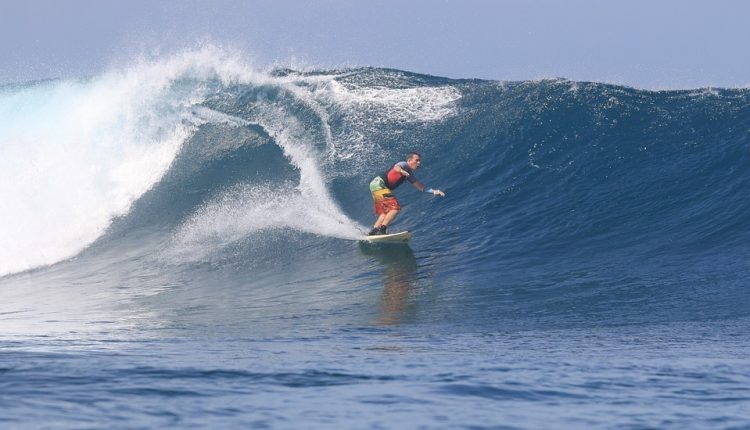 Surfing, salah satu daya tarik wisatawan datang ke Mentawai. Foto ilustrasi. (Foto: pixabay.com)