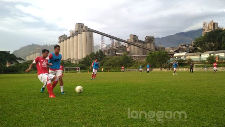 Latihan Semen Padang FC  di Lapangan Mess Indarung Padang Jumat sore (17/5). (Foto: Rahmadi)