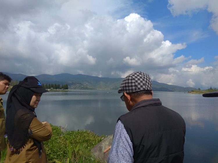 Kepala DLH Sumbar Siti Aisyah bersama tim ahli saat meninjau danau Diatas (Ist)