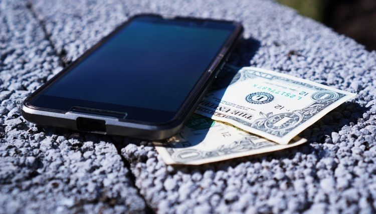 Ilustrasi- Telepon seluler dan uang. (Foto: pixabay.com)
