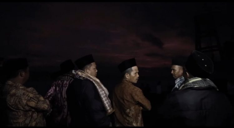 Prosesi Jemaah Syattariyah memantau hilal di Ulakan, Padang Pariaman. (Foto: Doc. Film Kampuang Ramadan/Dispar Sumbar)