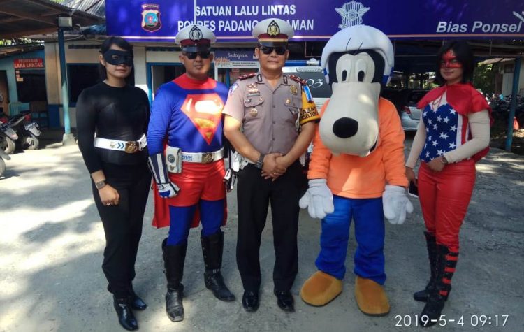 Sosialisasi tertib lalu lintas yang digelar Satlantas Polres Padang Pariaman menampilkan sejumlah superhero. (Foto: Satlantas Polres Padang Pariaman)