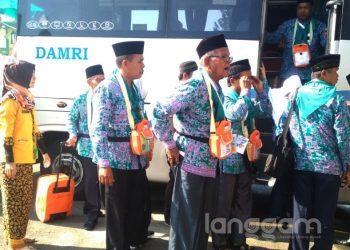 Ilustrasi - Jemaah calon haji kloter 1 Embarkasi Padang bersiap masuk asrama. (Foto: Rahmadi)