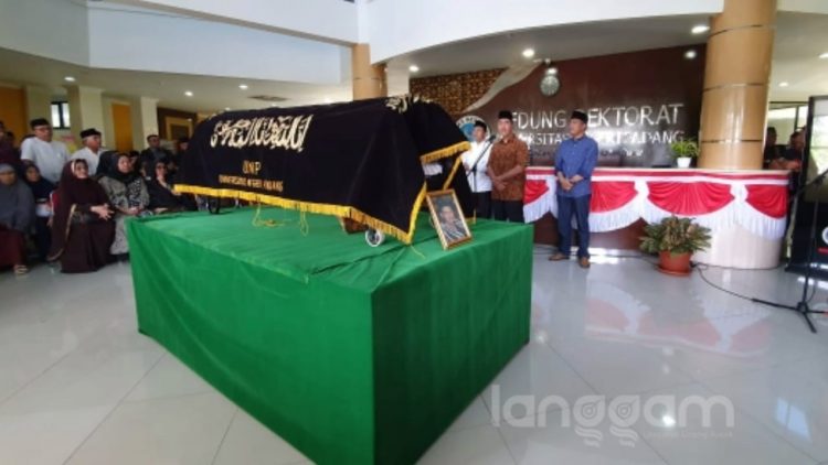 Jenazah Mestika Zed saat jelang diberangkatkan dari Rektorat UNP ke kampung halaman untuk dimakamkan (Foto: Irwan)