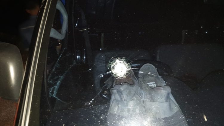 Kaca depan mobil pencuri ternak yang ditempak polisi Padang Pariaman (ist)