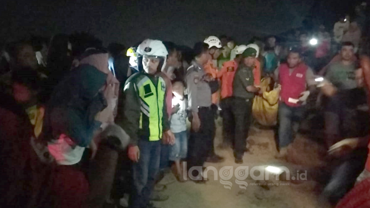 Evakuasi jasad pekerja tambang di Gunuang Sariak, Kota Padang. (Foto: Irwanda)