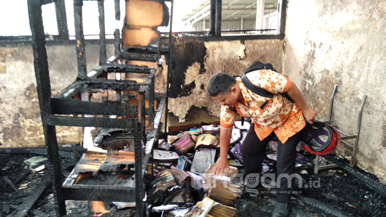 Salah satu ruang sd yang terbakar di Indarung, Padang. (Foto: Irwanda)