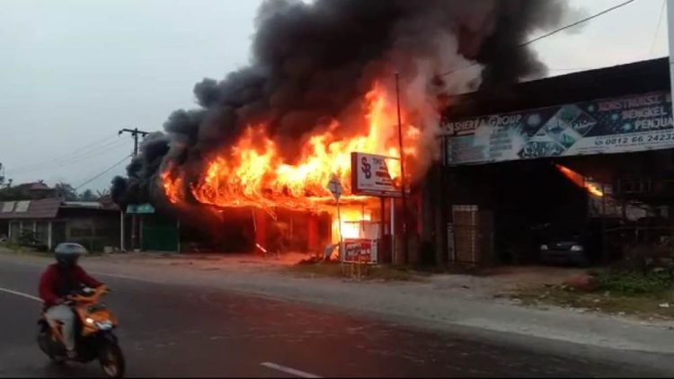 Kebakaran di Jalan by Pass Padang. (Foto: Dok. Damkar Padang)
