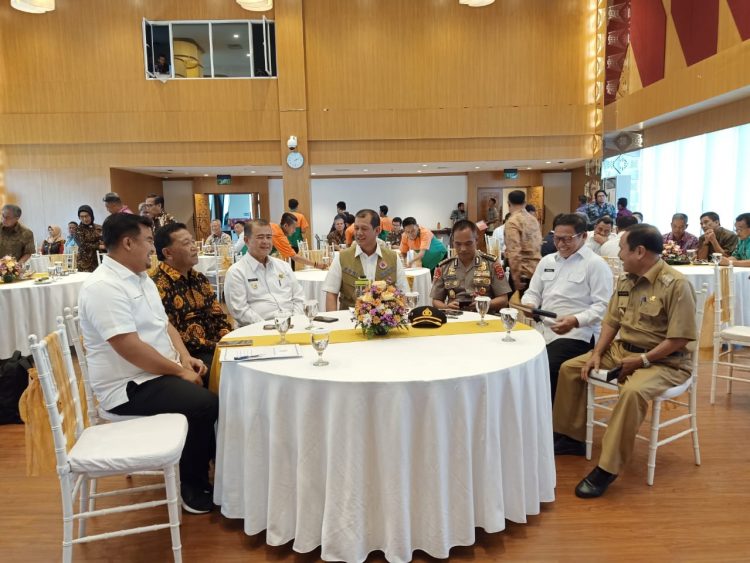 Bupati Dharmasraya Sutan Riska Tuanku Kerajaan (kiri), Wagub Sumbar Nasrul Abit  bersama Kepala BNPB Doni Monardo di sela-sela rapat koordinasi di Gedung Sutopo Purwo Nugroho Graba BNPB Jakarta (Foto: Humas)