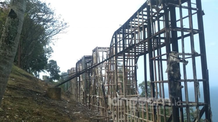 Puing-puing "Landmark Padang Kota Tercinta" di Gunung Padang yang terbakar. (Foto: Rahmadi)
