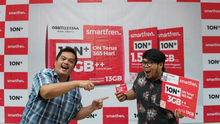 Regional Head Northern Sumatera Smartfren,Jefry Batubara dan Jefrie, Manager Brand Activition memegang kartu perdana baru 1ON+