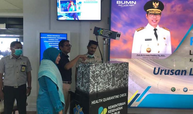 Gubernur Irwan Prayitno mengecek alat pemeriksaan kesehatan di Bandara Minangkabau. (Foto: Humas Pemprov Sumbar)