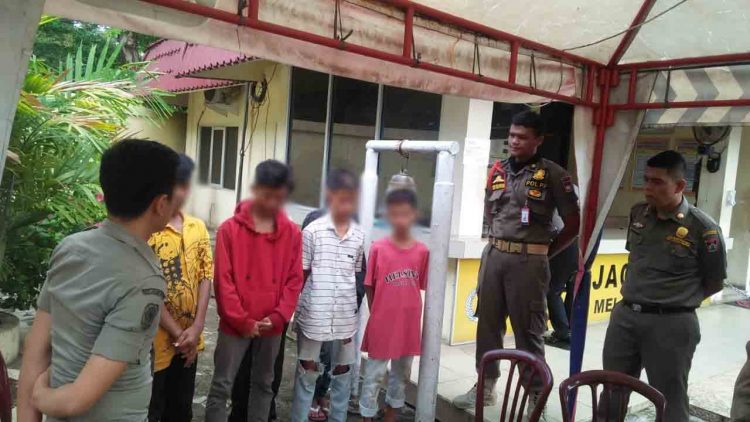 Sejumlah remaja yang diduga hendak tawuran ditangkap polisi dan diserahkan ke Satpol PP Padang