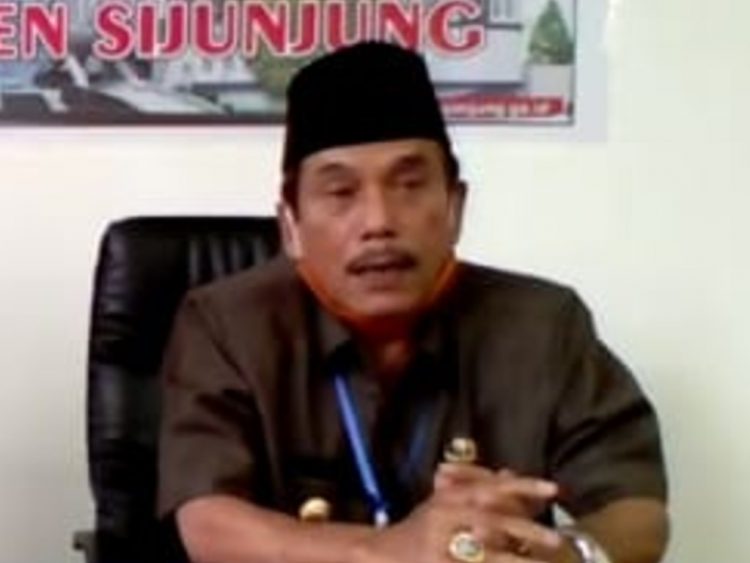 Bupati Sijunjung Yuswir Arifin saat video conference bersama IJTI Sumbar dan awak media di Padang. (Foto: Rahmadi)