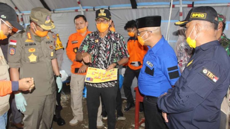 Gubernur Sumbar Irwan Prayitno saat meninjau perbatasan Pasaman Barat dengan Sumut. (Foto: Iyan)
