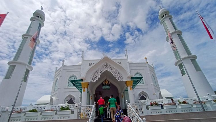 Masjid Al Hakim, salah satu vanue MTQ Nasional 2020. (foto: Dian/langgam)