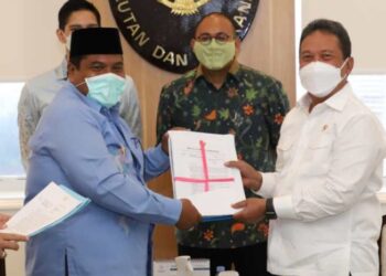 Bupati Padang Pariaman Suhatri Bur bertemu dengan Menteri Kelautan dan Perikanan Sakti Wahyu Trenggono. (foto: Pemkab Padang Pariaman)