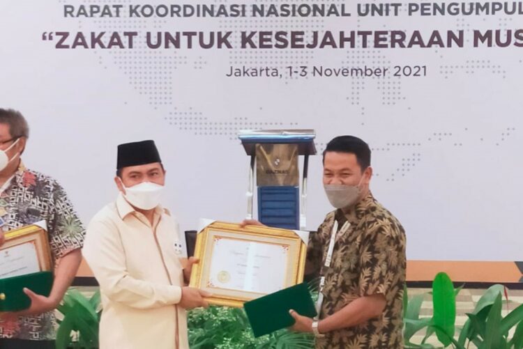 UPZ Baznas Semen Padang menerima penghargaan dari Baznas pusat. (Foto: dok humas)