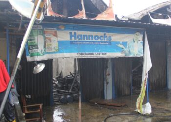 Kondisi lima toko di Indarung Padang setelah kebakaran, Minggu (28/11/2021). (Foto: Irwanda)