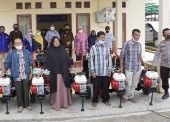 Kelompok tani di Kota Padang Panjang menerima bantuan mesin pertanian, Kamis (30/12/2021). (Foto: Kominfo Padang Panjang)
