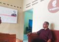 Mantan Mendagri Gamawan Fauzi dan Wartawan Senior Hasril Chaniago saat berdiskusi di kantor langgam.id. (Foto: Hendra Makmur)
