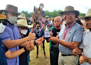 Wali Kota Payakumbuh Riza Falepi menerima piala pada ajang Sawahlunto Derby 2021, Minggu (12/12/2021). (Foto: Humas Pemko Payakumbuh)