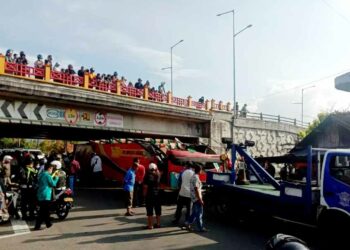 Berita Padang Panjang - berita Sumbar terbaru dan terkini hari ini: Bus Sipirok Nauli menghantam fly over di Padang Panjang, atapnya kupak.