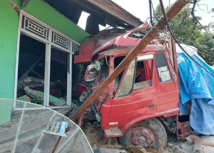 Berita Kabupaten Solok - berita Sumbar terbaru dan terkini hari ini: Truk menghantam rumah warga di pinggir jalan di ruas Solok-Padang.
