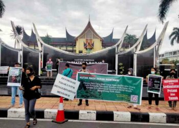 Berita Mentawai - berita Sumbar terbaru dan terkini hari ini: Koalisi Penyelamatan Masa Depan Mentawai aksi diam di depan Kantor Gubernur.