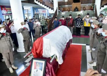 Berita Kota Pariaman - berita Sumbar terbaru dan terkini hari ini: Mantan Wawako Pariaman, Helmi Darlis dimakamkan di Koto Marapak.