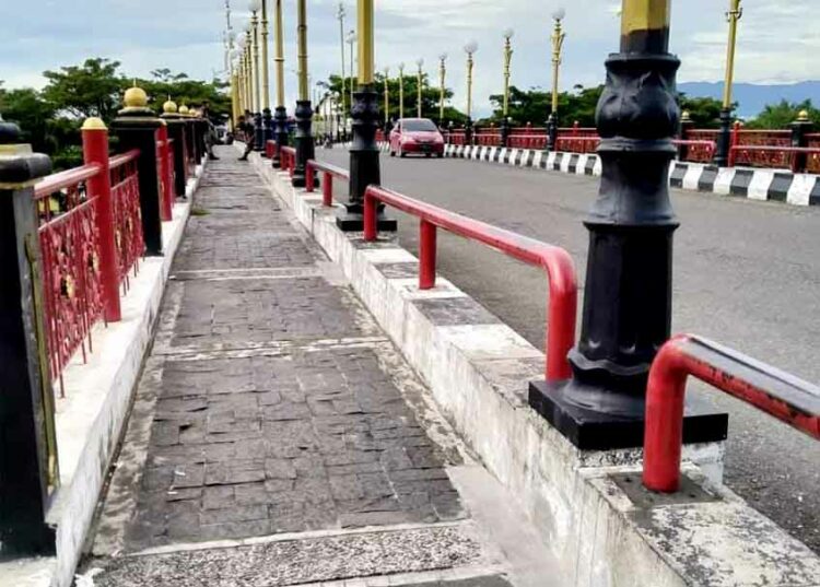 Berita Padang - berita Sumbar terbaru dan terkini hari ini: Di Jembatan Siti Nurbaya, Dishub juga telah memasang rambu larangan.