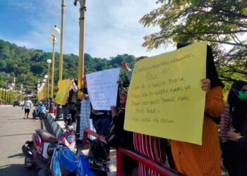 Berita Padang - berita Sumbar terbaru dan terkini hari ini: Tak ingin dipindahkan, pedagang gelar aksi demo di Jembatan Siti Nurbaya.
