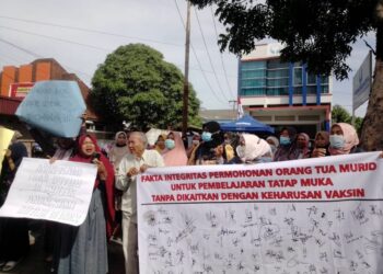 Berita Padang - berita Sumbar terbaru dan terkini hari ini: Orang tua siswa di Padang unjuk rasa penolakan SE Disdikbud vaksinasi anak.