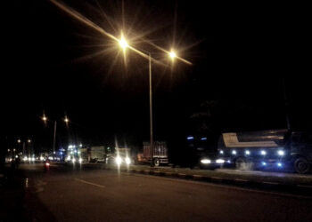 Langgam.id - Ketersediaan BBM jenis Solar masih sulit didapatkan di Padang. Akibatnya, truk menumpuk di sejumlah SPBU.